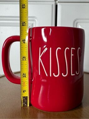 RAE DUNN "HUGS & KISSES" MUG